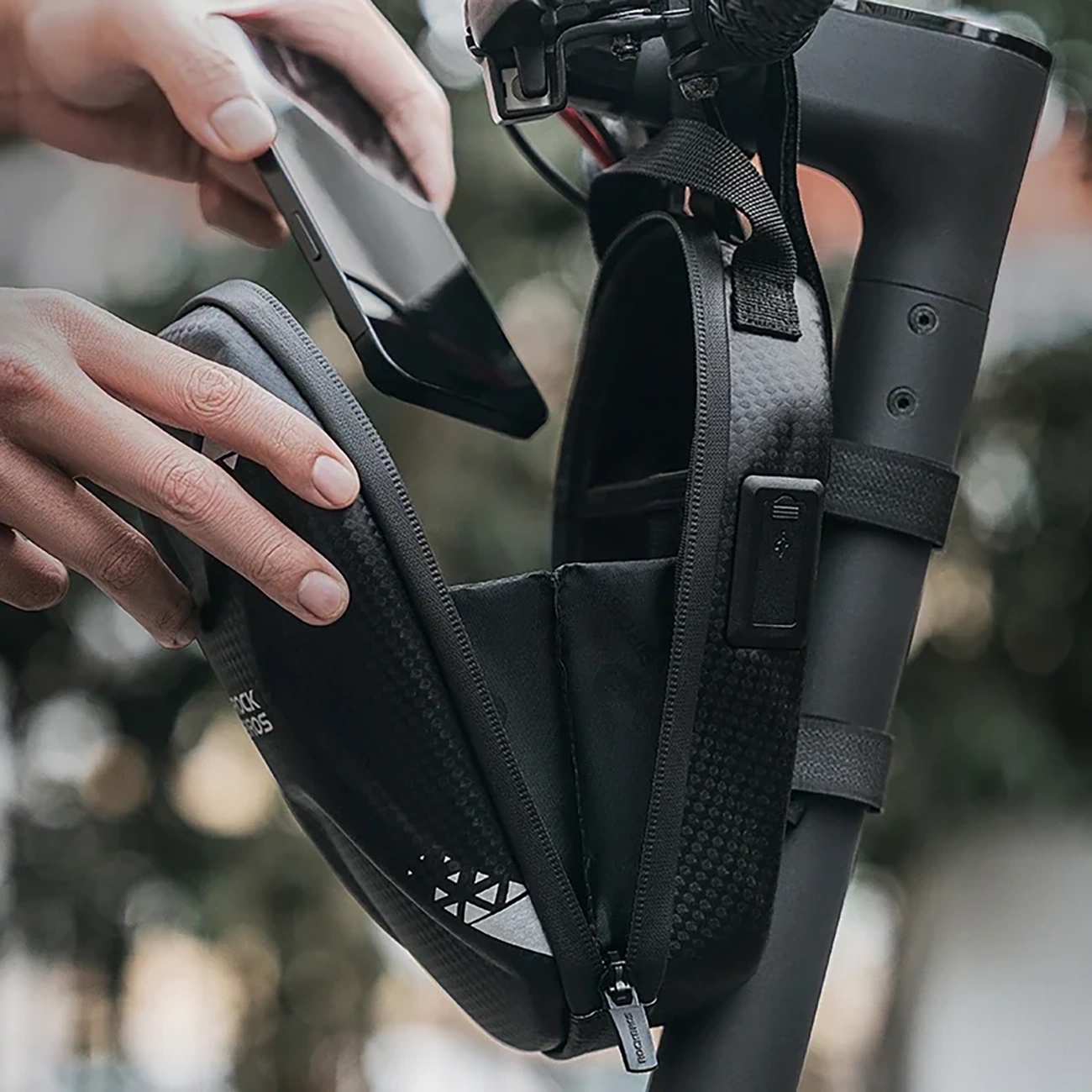 Rockbros 3011006301 krepšys dviračio vairo arba paspirtuko 1,3 l – juodas - Image 13