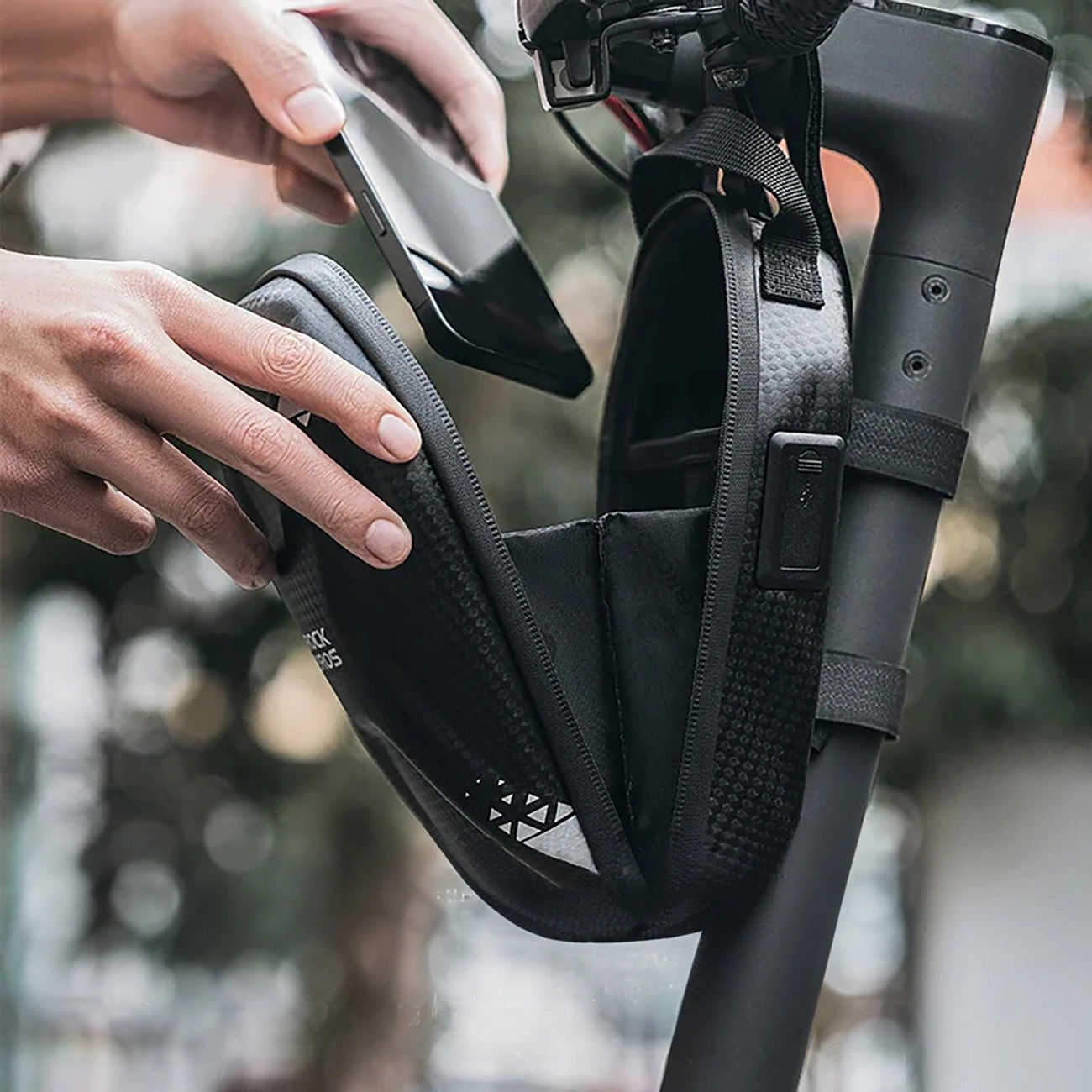 Rockbros 3011006301 krepšys dviračio vairo arba paspirtuko 1,3 l – juodas - Image 4