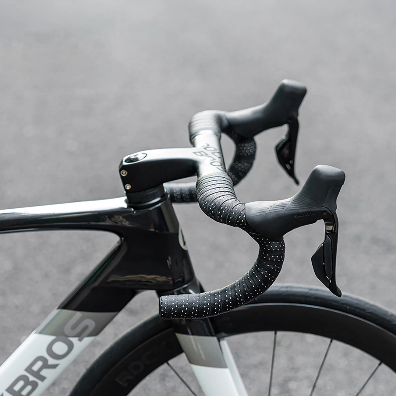 Rockbros perforuota silikono vairo juosta – juoda - Image 7