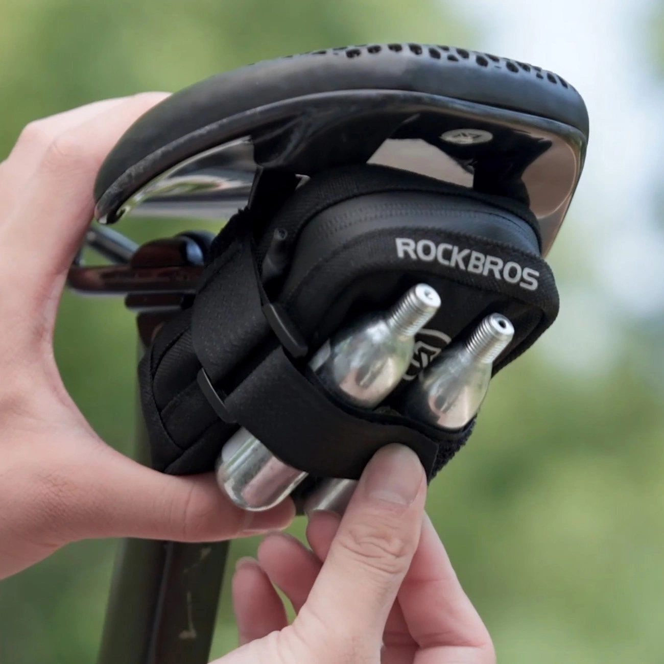 Rockbros mini sėdynės krepšys su CO2 kasetės laikikliu – juoda/žalia - Image 3