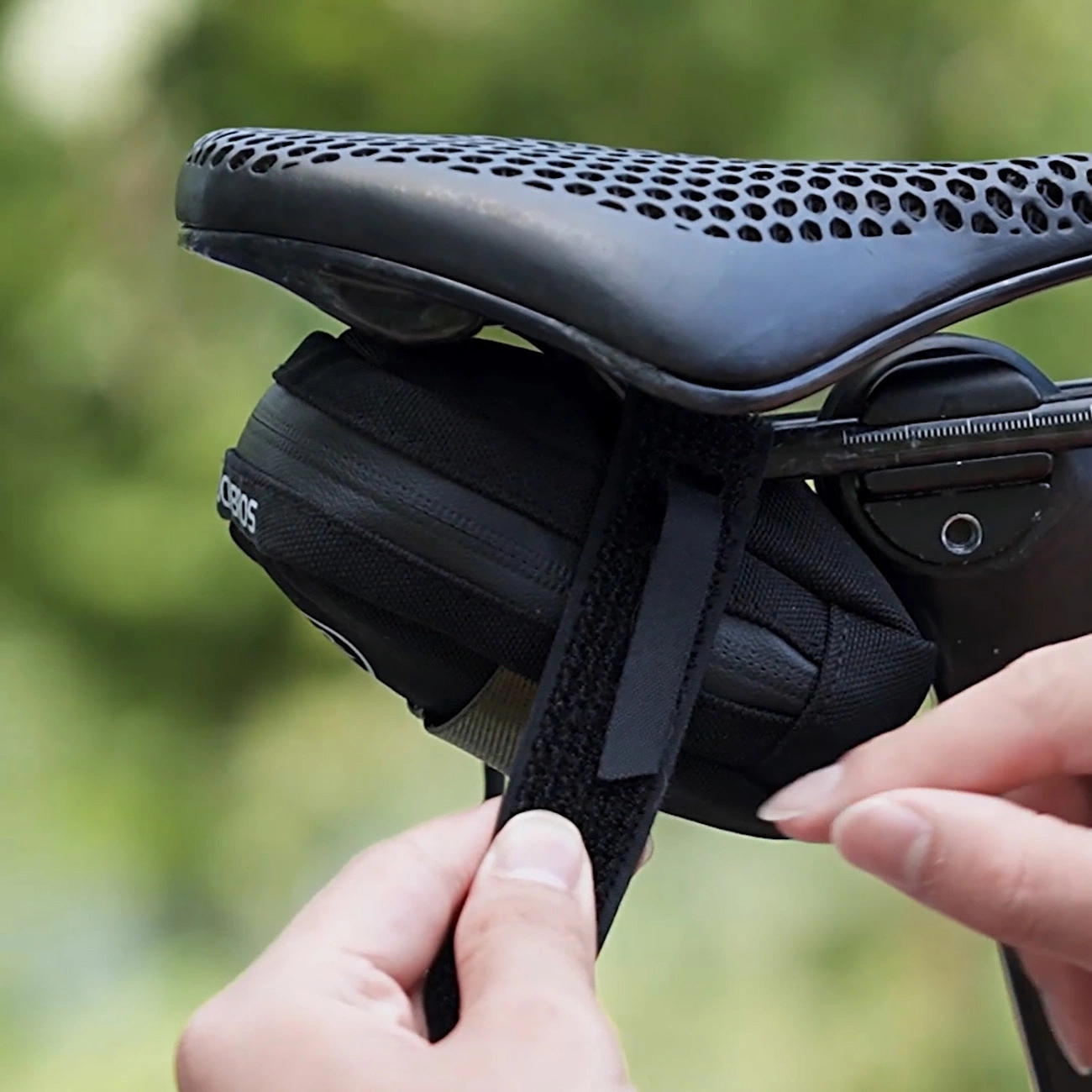 Rockbros mini sėdynės krepšys su CO2 kasetės laikikliu – juoda/žalia - Image 4