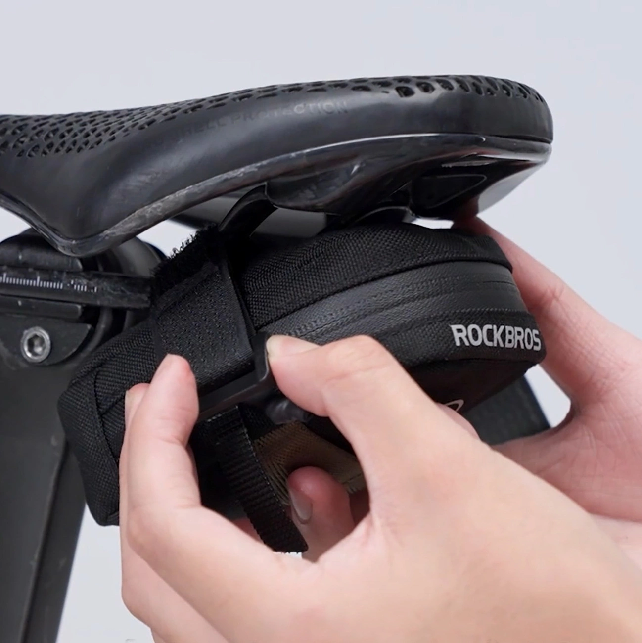 Rockbros mini sėdynės krepšys su CO2 kasetės laikikliu – juoda/žalia - Image 5