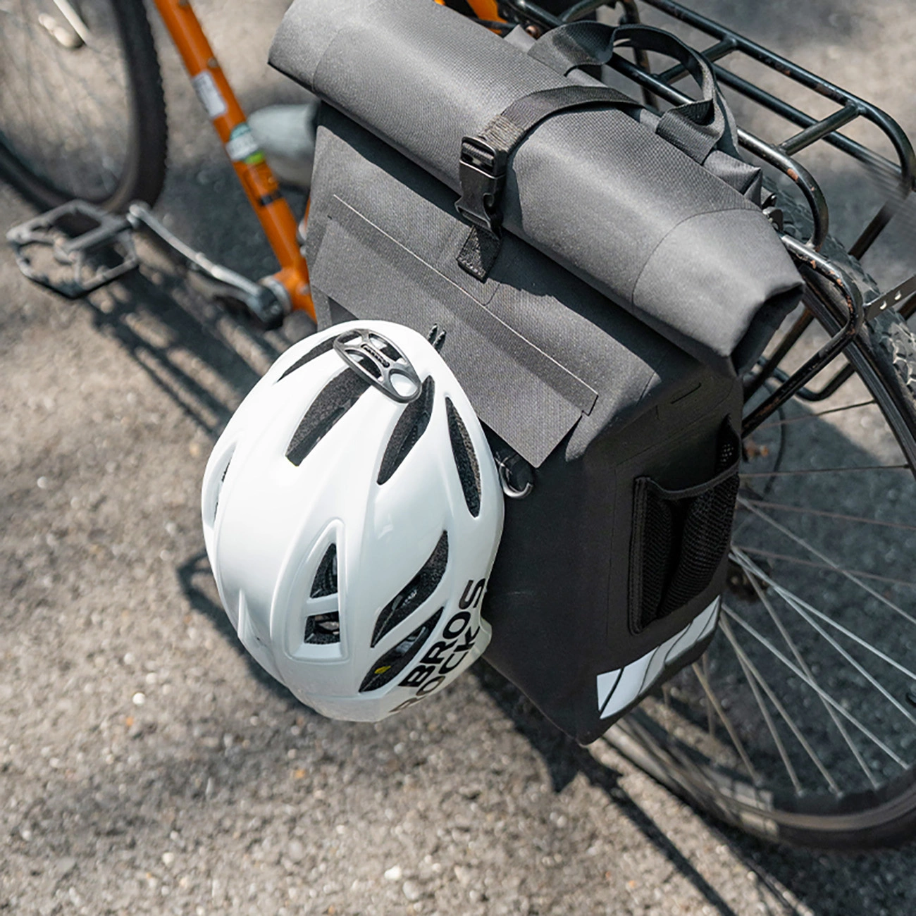 with Helmet Attachment 18l - Black